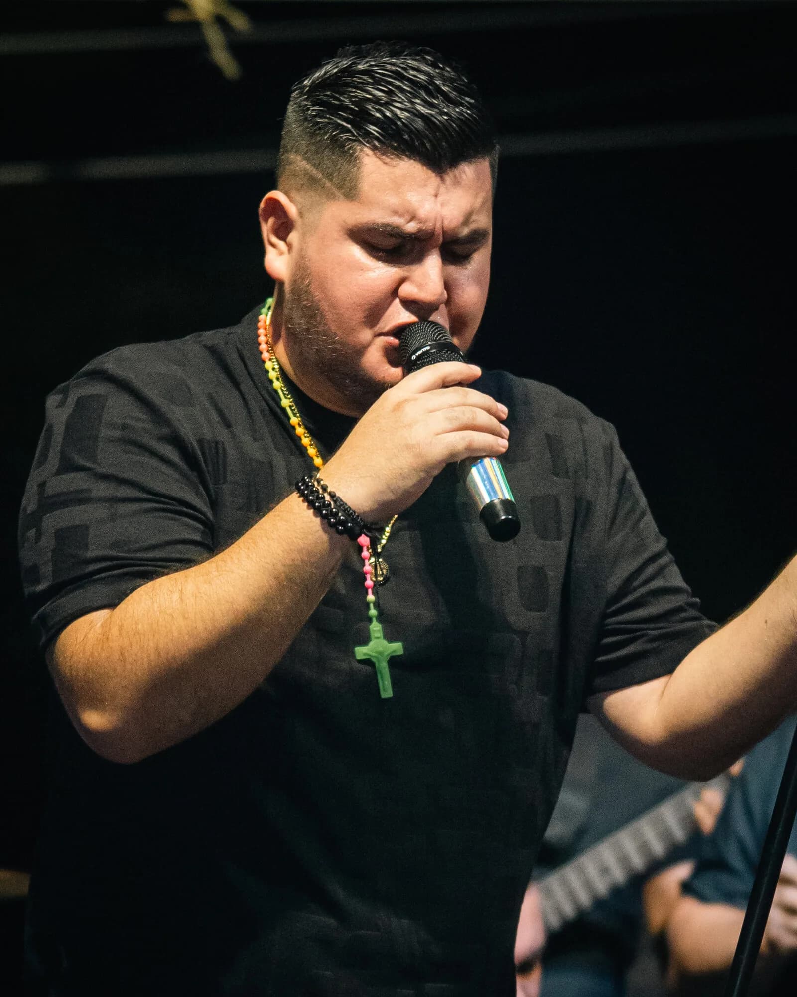 Pipe Cumbe en tarima durante show vallenato en vivo