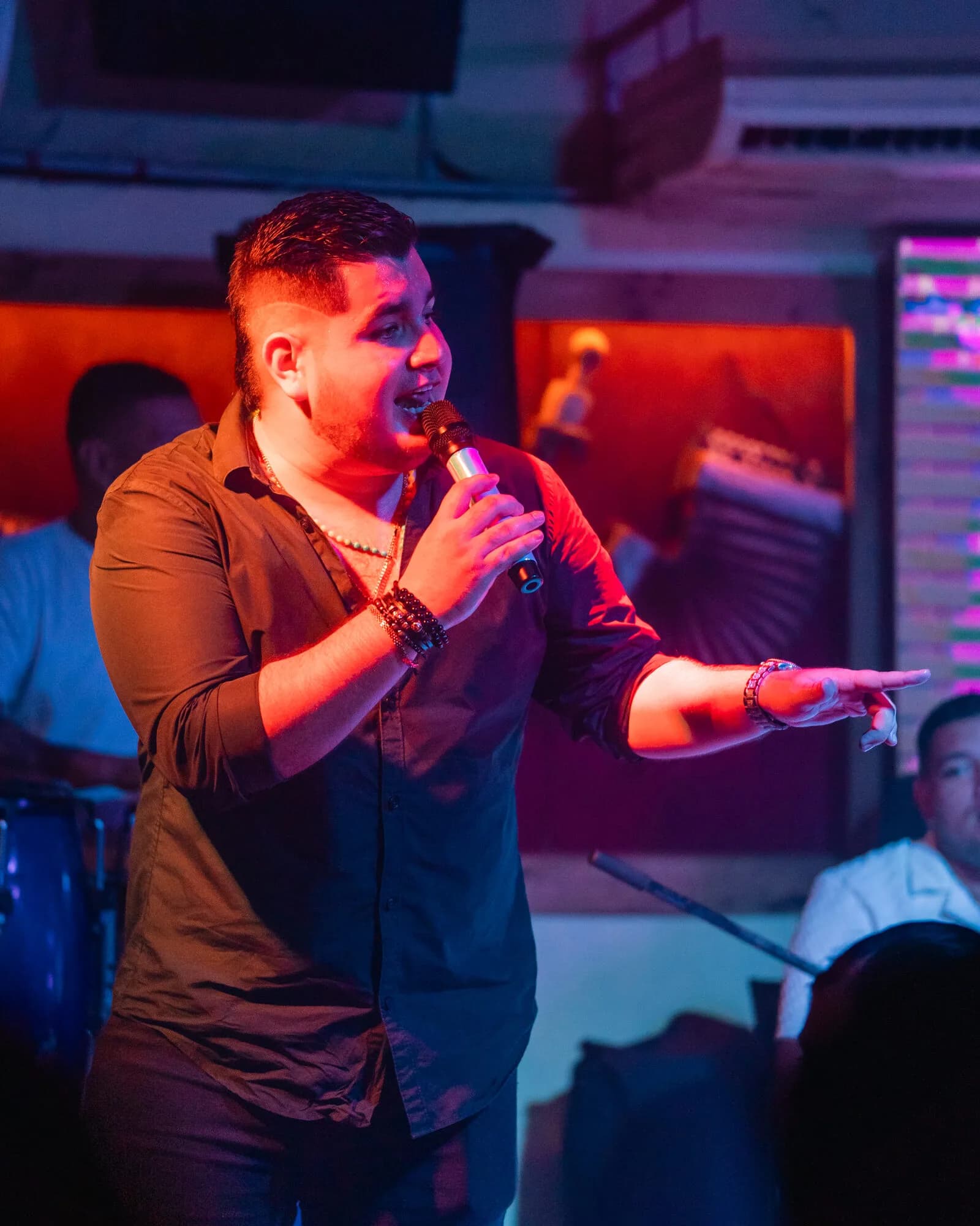 Pipe Cumbe interpretando vallenato en vivo para una celebración