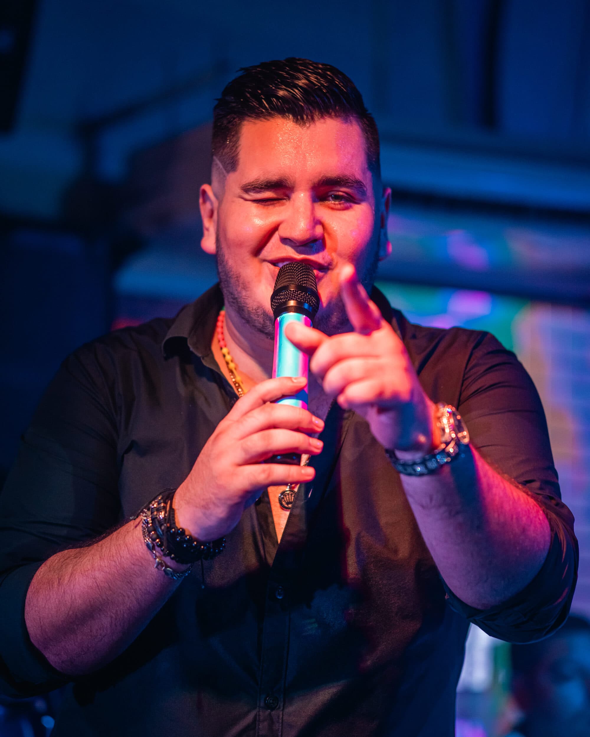 Pipe Cumbe cantando en tarima